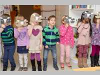 Kindergarten feiert Weihnachten im Pflegeheim Neufeld, 19.12.2014