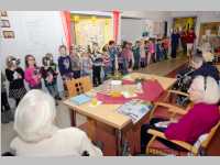 Kindergarten feiert Weihnachten im Pflegeheim Neufeld, 19.12.2014