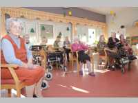 Kindergarten feiert Weihnachten im Pflegeheim Neufeld, 19.12.2014