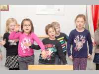 Kindergarten feiert Weihnachten im Pflegeheim Neufeld, 19.12.2014