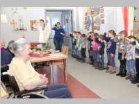 Kindergarten feiert Weihnachten im Pflegeheim Neufeld, 19.12.2014