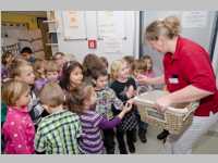 Kindergarten feiert Weihnachten im Pflegeheim Neufeld, 19.12.2014