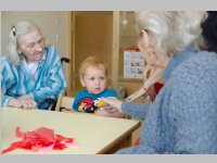 Pflegeheim besucht Neufelder Kinderkrippe, 10.05.2013
