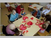 Pflegeheim besucht Neufelder Kinderkrippe, 10.05.2013