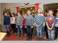 Volksschule feiert Weihnachten im Pflegeheim Neufeld, 23.12.2014