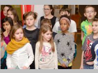 Volksschule feiert Weihnachten im Pflegeheim Neufeld, 23.12.2014