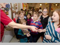 Volksschule feiert Weihnachten im Pflegeheim Neufeld, 23.12.2014