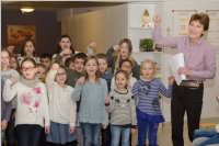Volksschule feiert Weihnachten im Pflegeheim Neufeld, 22.12.2015