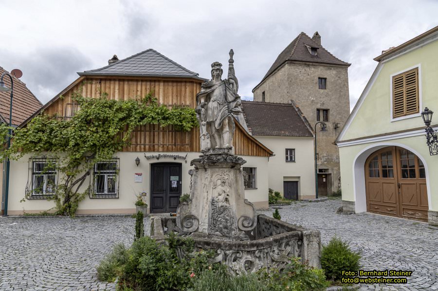 Pfarrkirche und Schloss Traismauer, August 2023